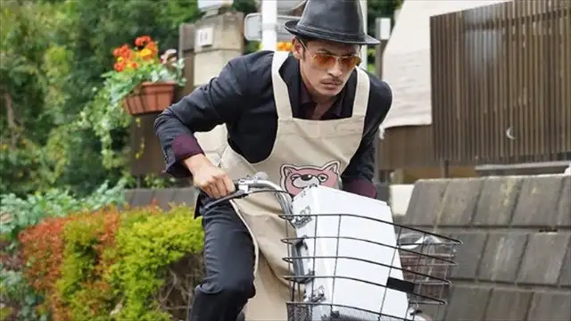 The Legendary Gangster Devotes His Life To Household Chores!
