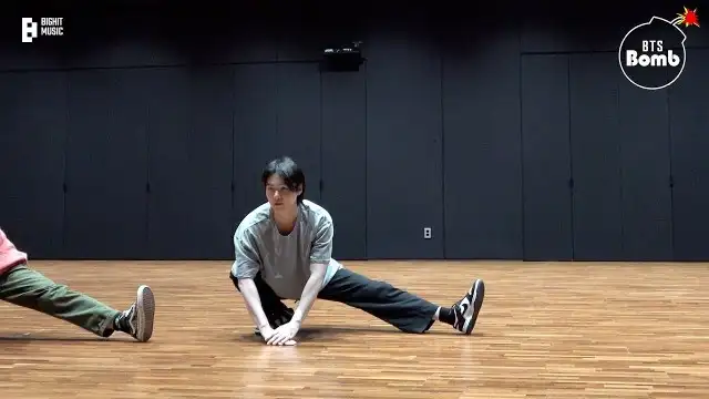 SUGA Takes Hip Hop Dance 101 - BTS (방탄소년단)