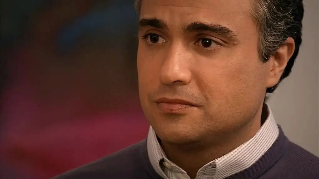 Juan está pensando en dejar su personaje y contarle todo a Helena