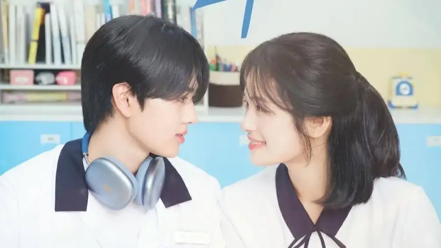 Bong Hee and her old friend-turned-idol navigate school life while sorting out their feelings for each other.