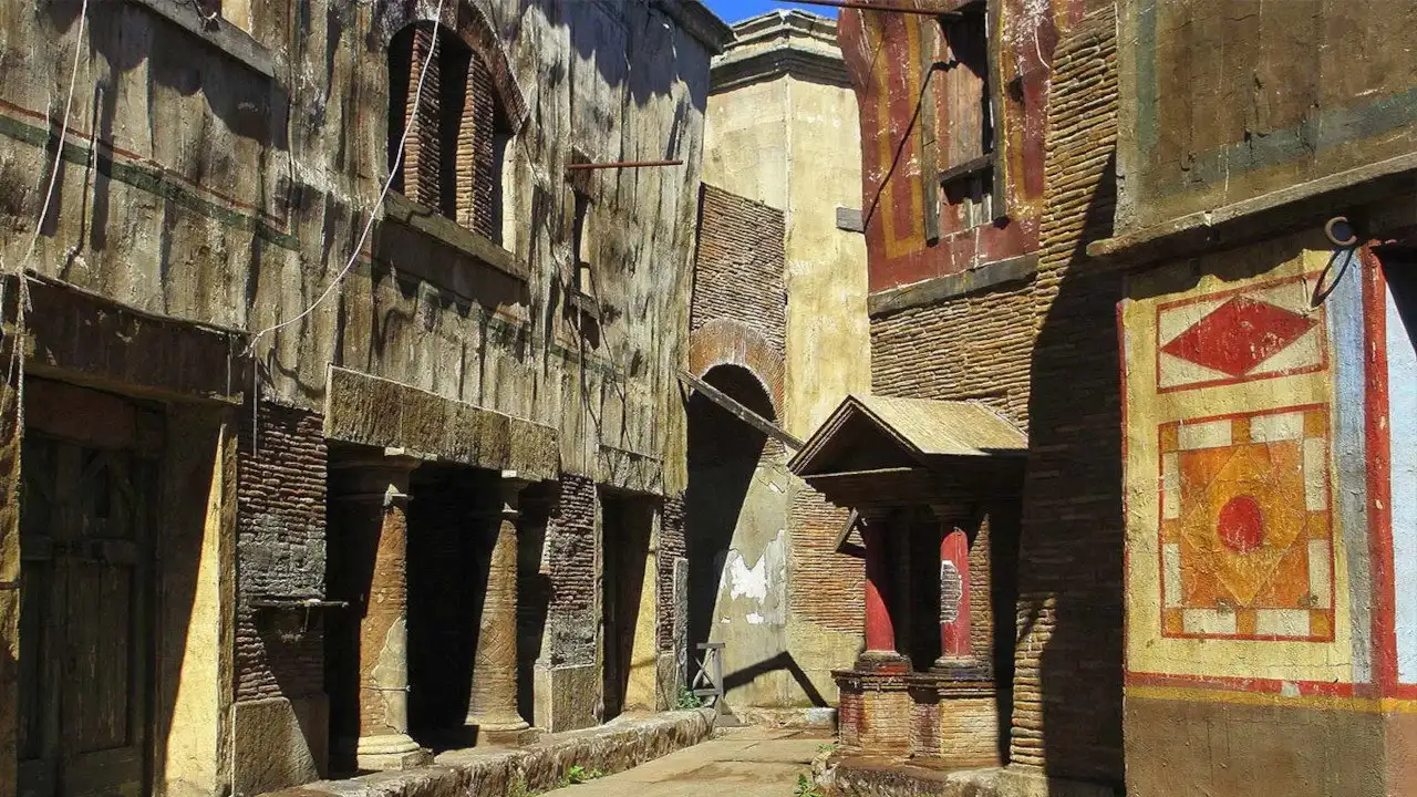 In the Alleys of Imperial Rome