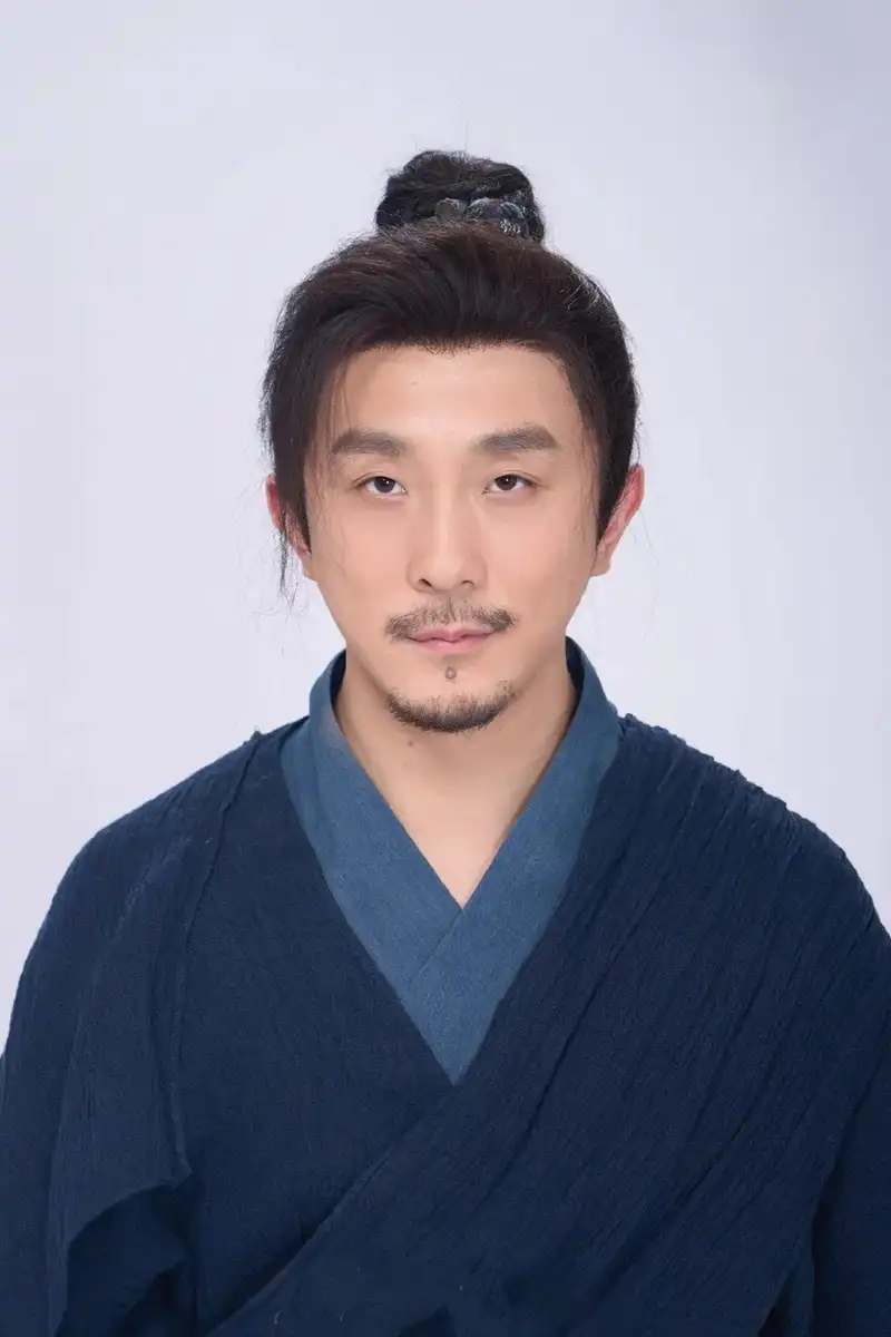 何磊