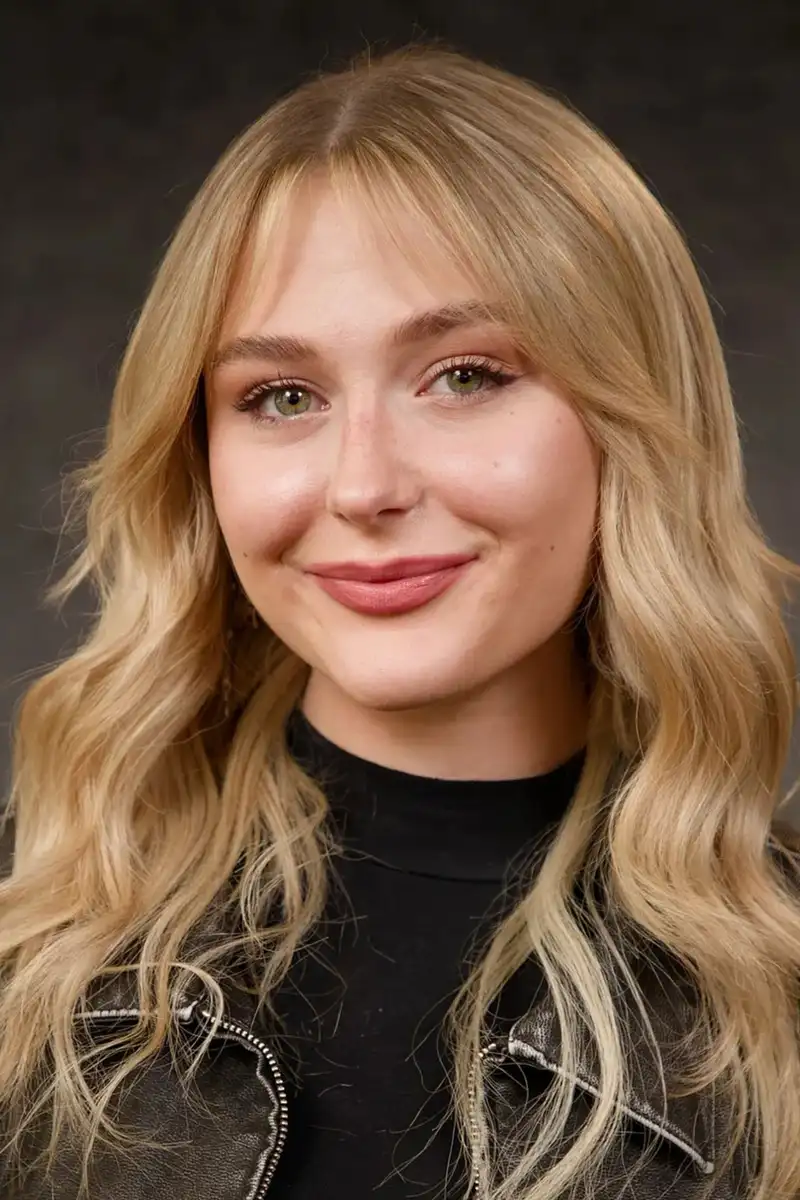 Alyvia Alyn Lind